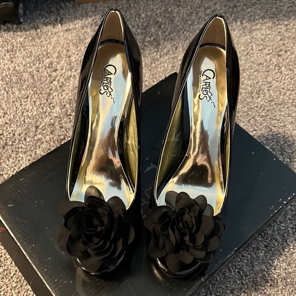 Carlos Santana black pattern leather heels w/ribbon flower. Size 9.